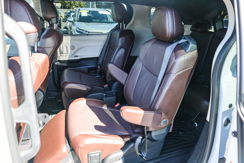Certified 2024 Toyota Sienna Platinum FWD image 8