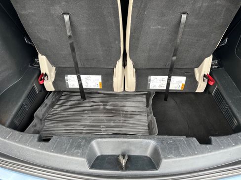 Used 2018 Ford Explorer XLT w/ Equipment Group 202A AWD/4WD image 12