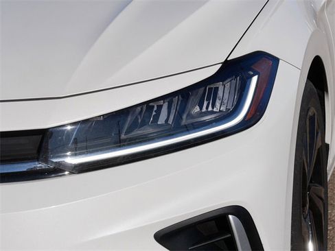 Certified 2025 Volkswagen Jetta SE image 10