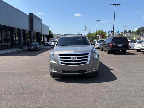 Used 2018 Cadillac Escalade Premium Luxury AWD/4WD image 8