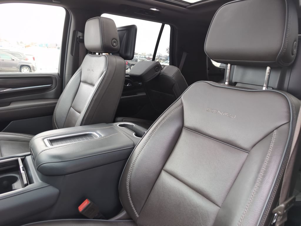Used 2021 GMC Yukon Denali w/ Denali Premium Package AWD/4WD image 17