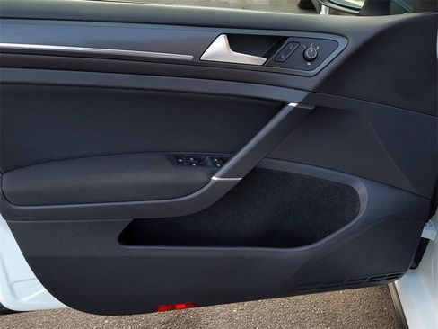 Used 2018 Volkswagen Golf 4-Door image 10