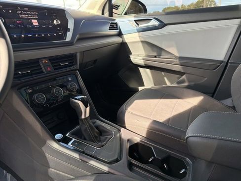 Used 2024 Volkswagen Taos SE w/ Panoramic Sunroof Package image 19