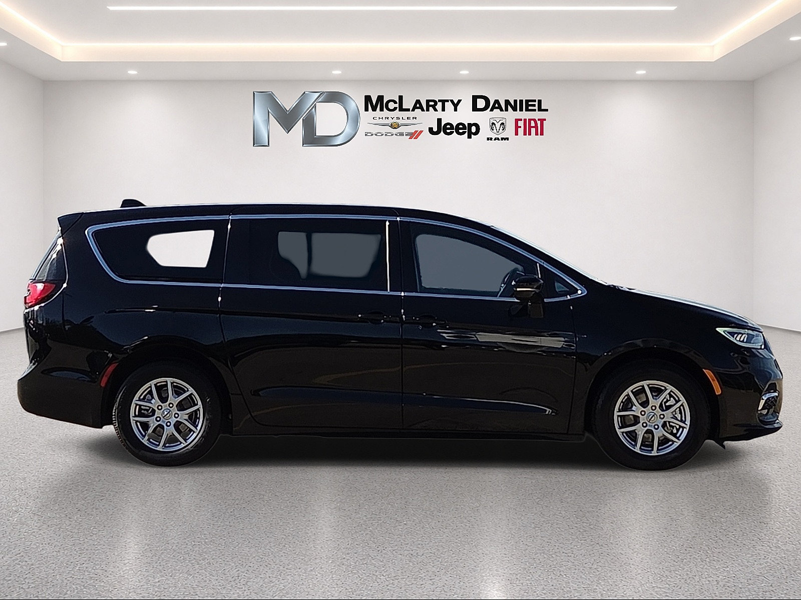 Used 2025 Chrysler Pacifica Select FWD image 6