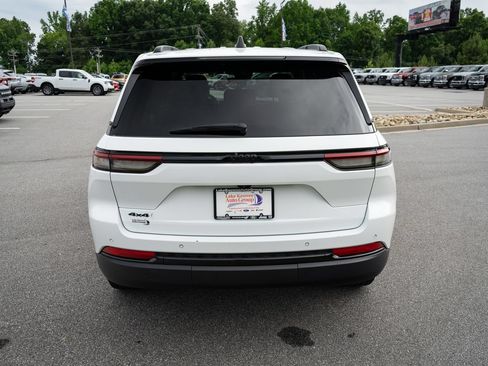 Used 2025 Jeep Grand Cherokee Altitude AWD/4WD image 8