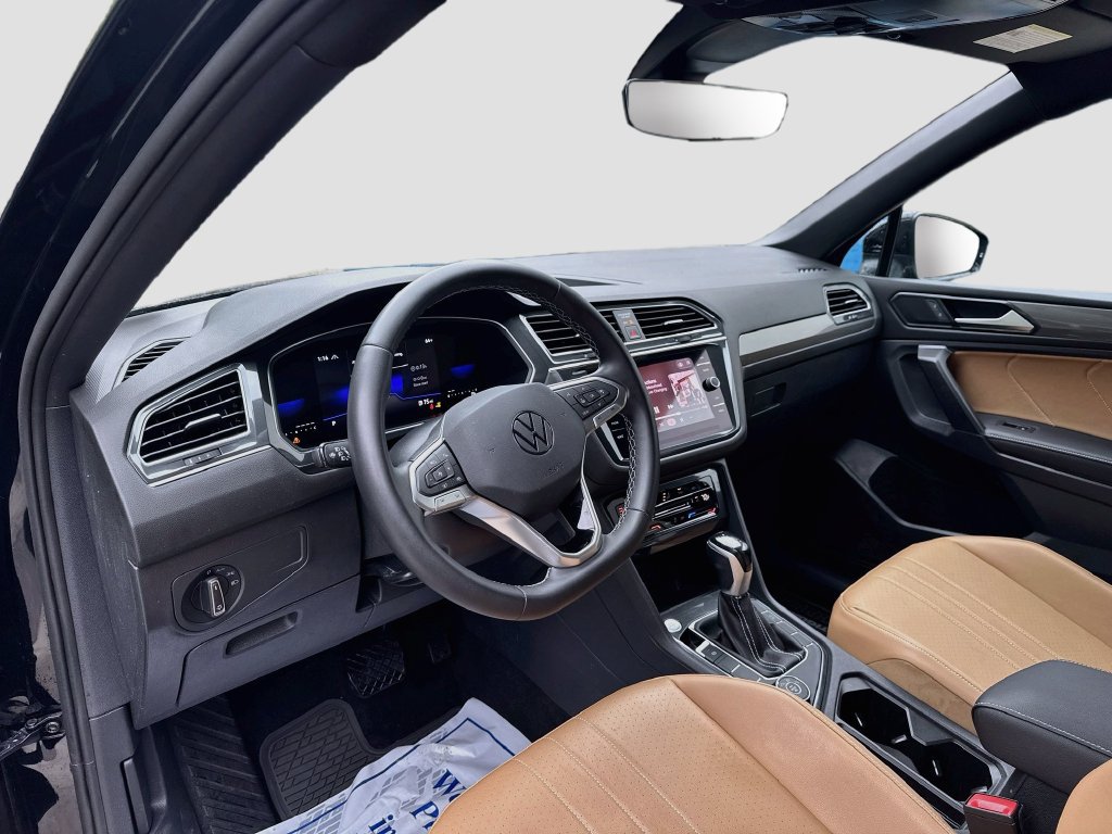 Used 2023 Volkswagen Tiguan SE w/ Panoramic Sunroof Package AWD/4WD image 9