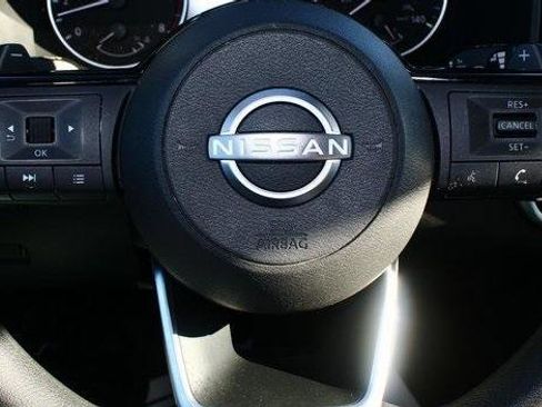 Used 2023 Nissan Rogue SV image 12