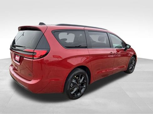 New 2026 Chrysler Pacifica Select image 5