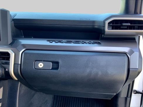 Certified 2026 Toyota Tacoma SR5 AWD/4WD image 18