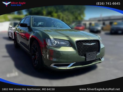 Used 2019 Chrysler 300 Touring w/ Sport Appearance Package RWD image 3
