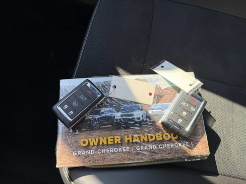 Used 2025 Jeep Grand Cherokee Altitude image 23