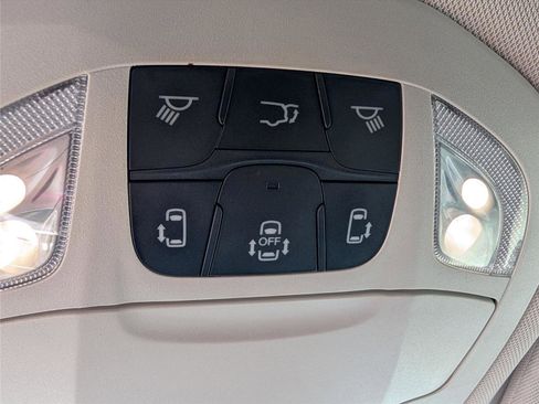 Used 2023 Chrysler Pacifica Touring-L w/ Uconnect Theater Family Group FWD image 13