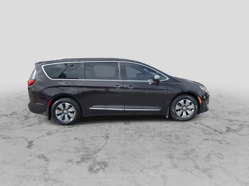 Used 2018 Chrysler Pacifica Limited w/ Advanced Safetytec Group image 9