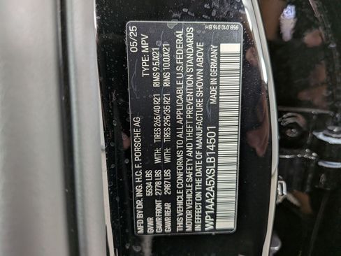 Certified 2025 Porsche Macan AWD/4WD image 27