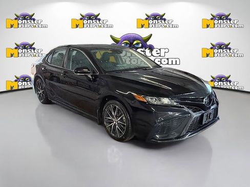 Used 2022 Toyota Camry SE image 3