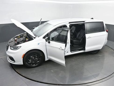 Used 2024 Chrysler Pacifica Limited FWD image 63