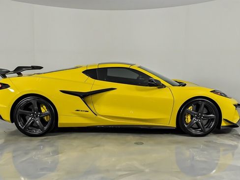 Used 2025 Chevrolet Corvette Z06 w/ Z07 Performance Package RWD image 11