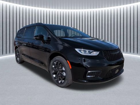 New 2026 Chrysler Pacifica Limited image 1