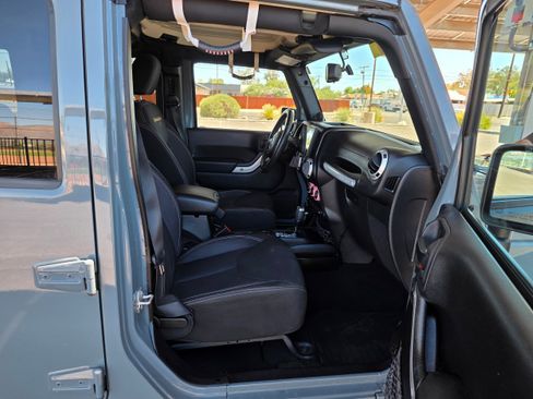 Used 2014 Jeep Wrangler Unlimited Sahara w/ Connectivity Group AWD/4WD image 24