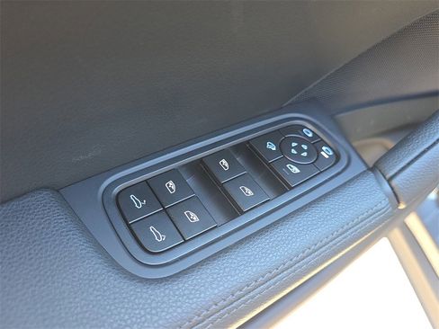 Used 2025 Porsche Cayenne image 25