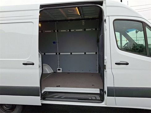 Used 2025 Mercedes-Benz Sprinter 2500 image 9