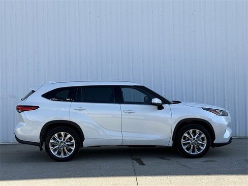 Used 2023 Toyota Highlander Limited image 3