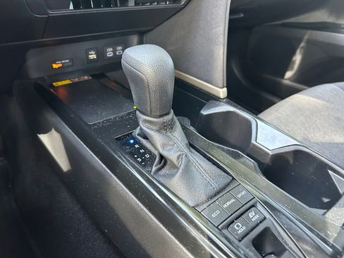 Used 2025 Toyota Camry LE w/ Convenience Package FWD image 28