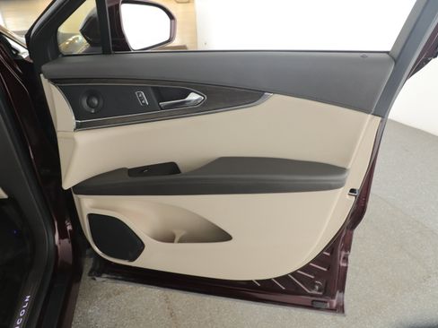 Used 2019 Lincoln Nautilus Reserve image 12