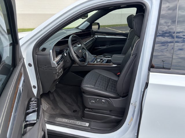 Used 2026 Cadillac Escalade Platinum Sport AWD/4WD image 9