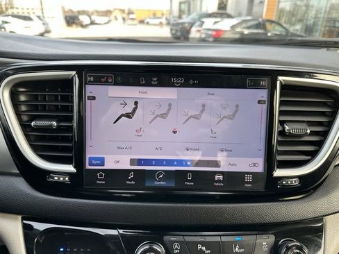 Used 2024 Chrysler Pacifica Touring-L image 33