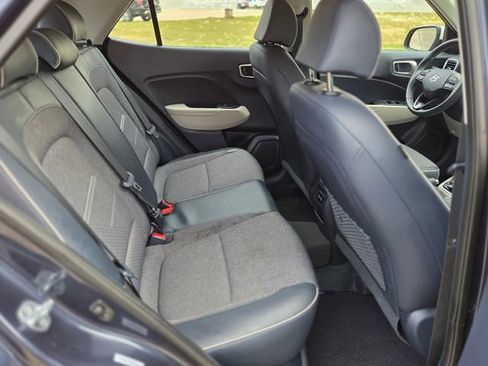 Used 2025 Hyundai Venue Limited image 17
