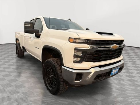 Used 2024 Chevrolet Silverado 2500 LT AWD/4WD image 3