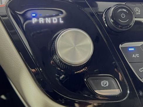 Used 2024 Chrysler Pacifica Touring-L image 21