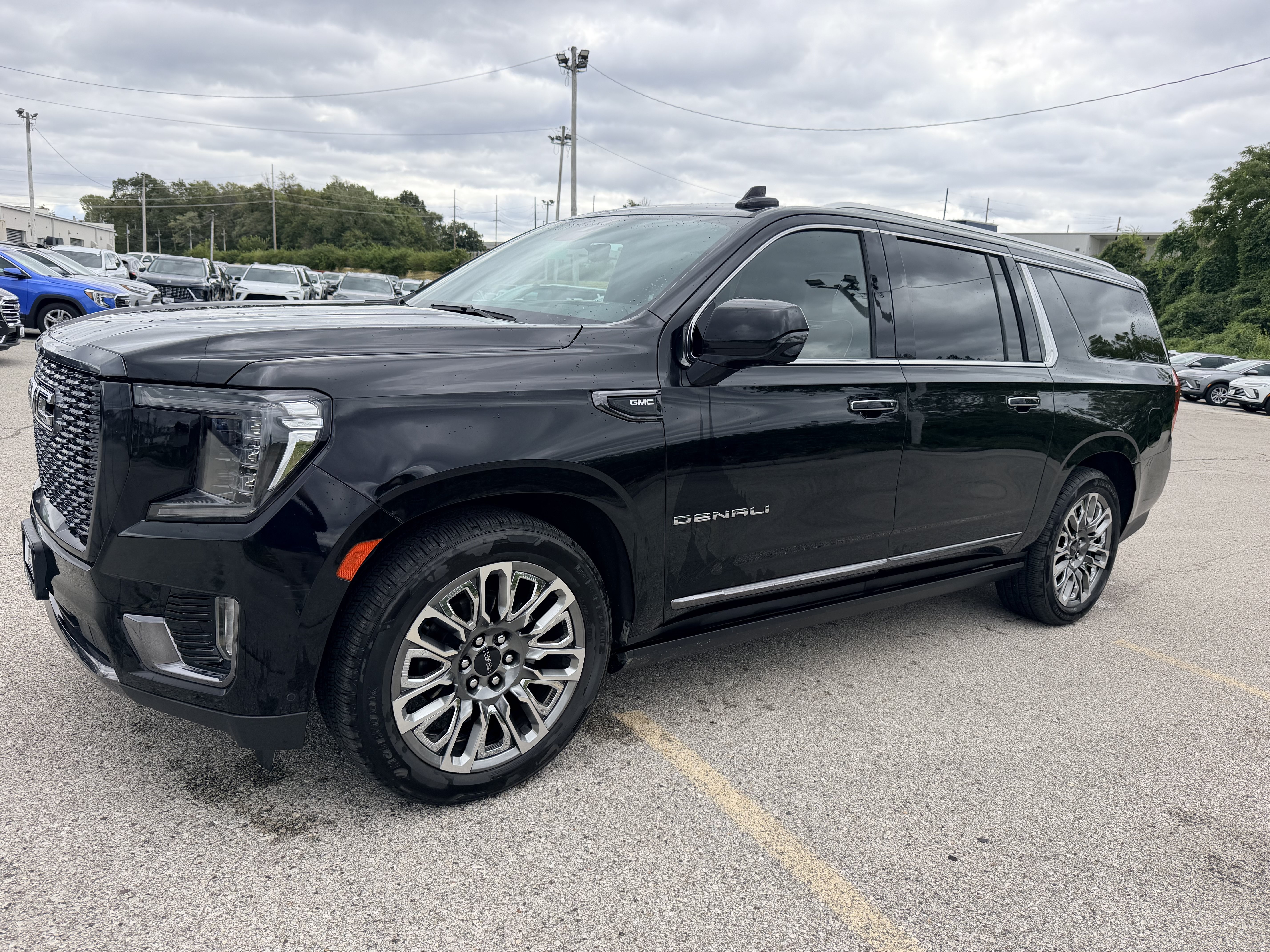 Used 2023 GMC Yukon XL Denali Ultimate AWD/4WD image 3