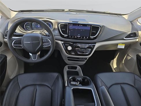 Used 2024 Chrysler Pacifica Limited FWD image 12