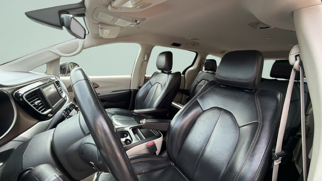 Used 2018 Chrysler Pacifica Touring-L FWD image 26