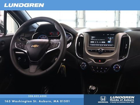 Used 2018 Chevrolet Cruze LT FWD image 4