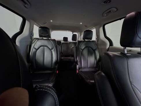 Used 2024 Chrysler Pacifica Touring-L image 33