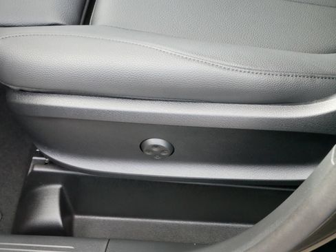 Used 2025 Mercedes-Benz GLB 250 4MATIC image 20