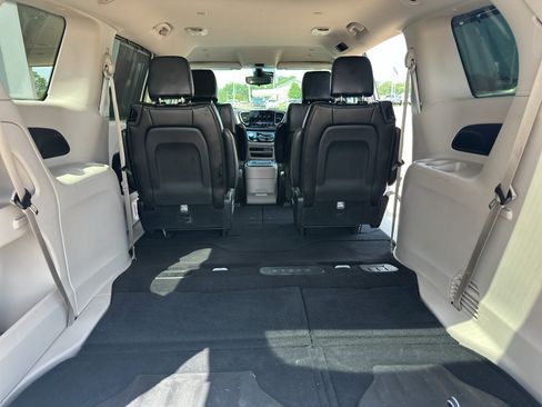 Used 2024 Chrysler Pacifica Touring-L FWD image 34