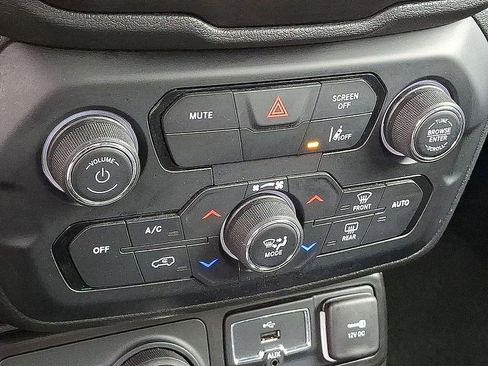 Used 2023 Jeep Renegade Latitude AWD/4WD image 18