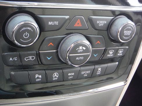Used 2022 Jeep Grand Cherokee Laredo E w/ Security & Convenience Group AWD/4WD image 26