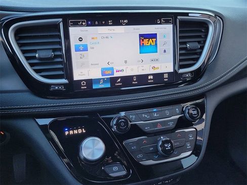 New 2025 Chrysler Pacifica Select image 7