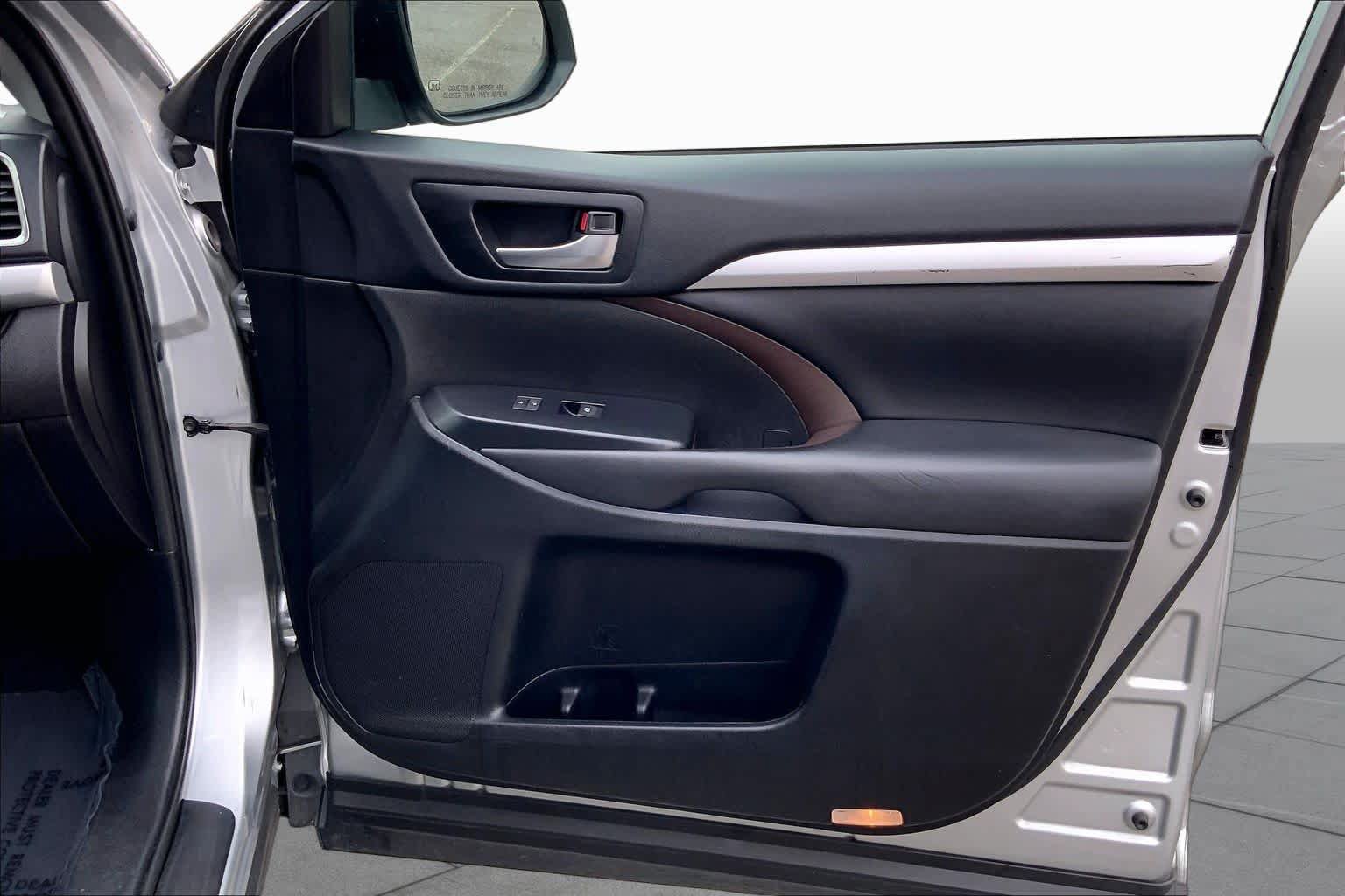 Used 2019 Toyota Highlander XLE AWD/4WD image 20