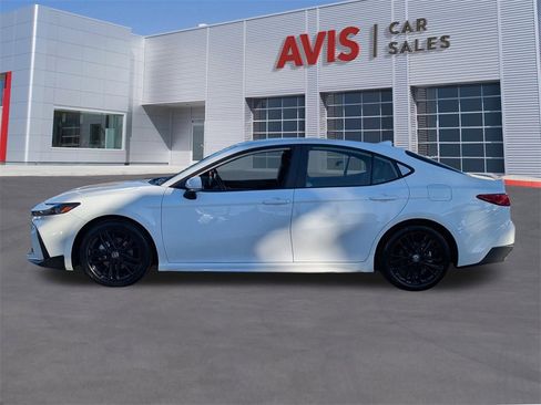 Used 2025 Toyota Camry SE image 11