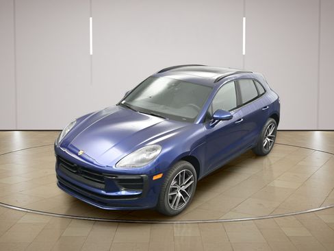 Certified 2026 Porsche Macan AWD/4WD image 32
