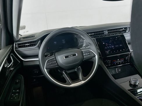 Used 2023 Jeep Grand Cherokee L Laredo image 18