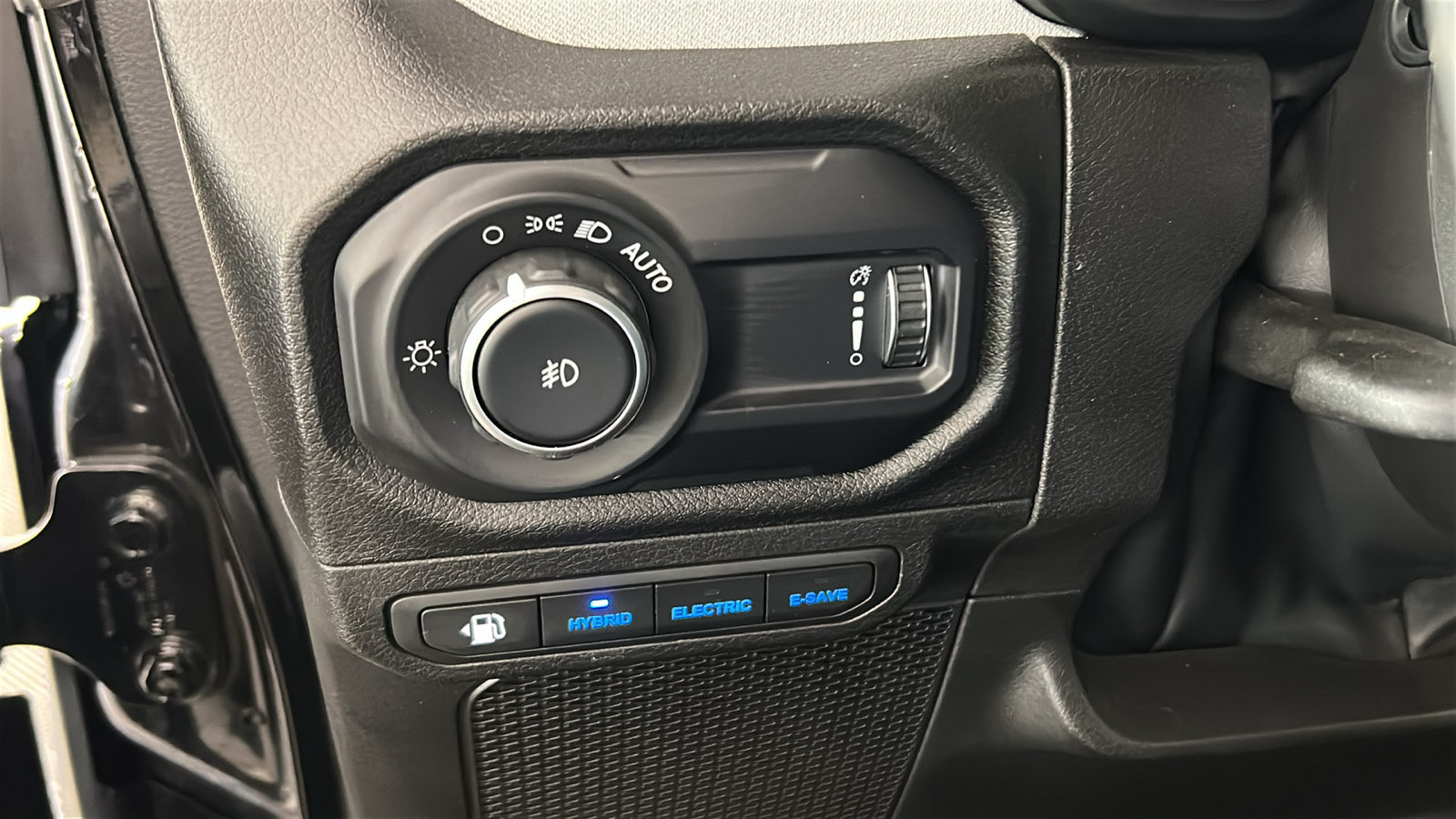 Used 2024 Jeep Wrangler Unlimited w/ Convenience Group AWD/4WD image 23