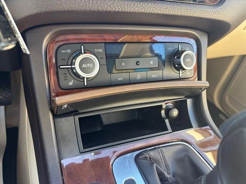 Used 2014 Volkswagen Touareg Sport image 18