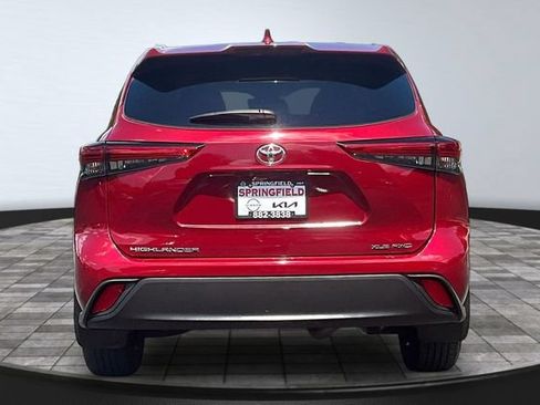 Used 2022 Toyota Highlander XLE AWD/4WD image 5